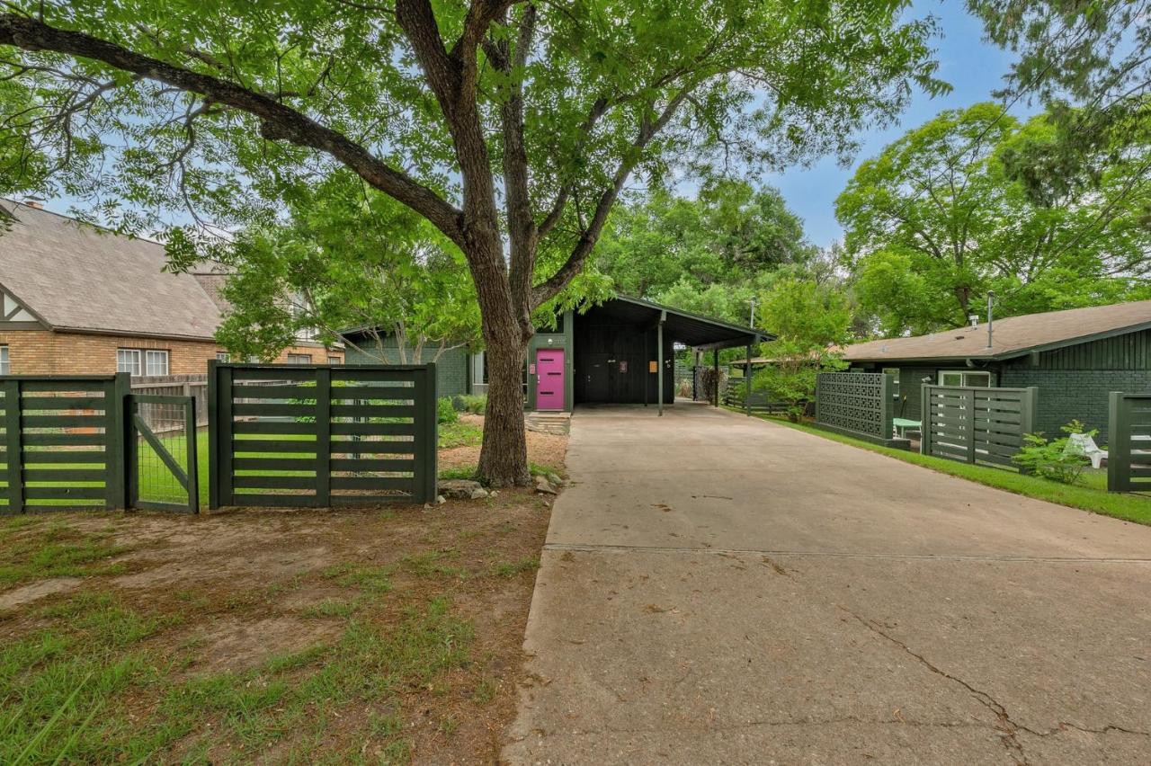 Sunny Mid Century Modern With Parking Patio And Fenced Yard By Lodgewell Austin Exterior photo